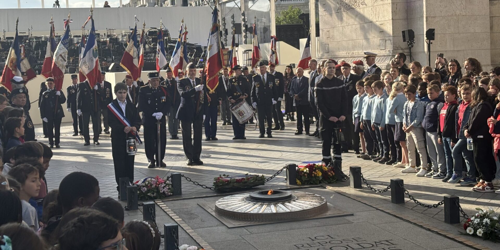 Ravivage de la Flamme du 7 mai 2025 : L’Encouragement Public honore la mémoire avec solennité